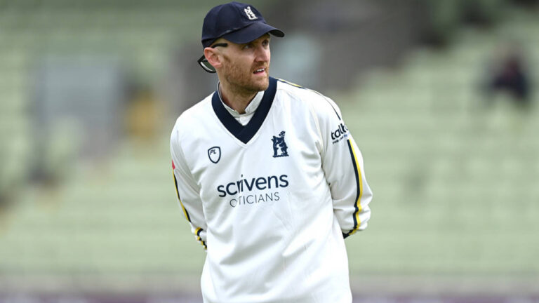 Warwickshire Dominates Yorkshire in Rothesay County Championship Clash