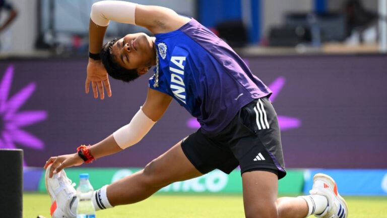 Unchanged England opt to bowl in decider; India bring Gaud back